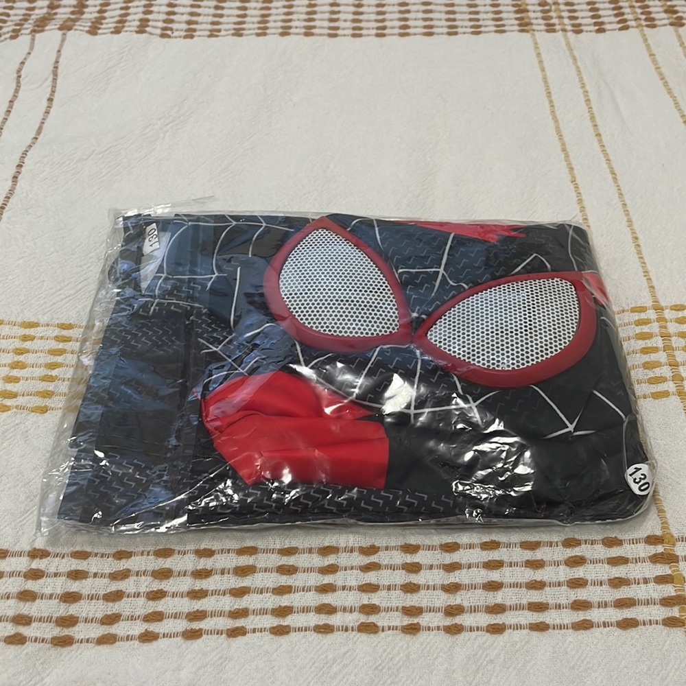 New - In Package - Boys Miles Morales Spider-Man Costume Size Kids Large (5-6T)